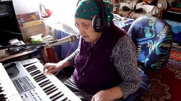 Все зависит от того, как ТЫ САМ собираешься ее встретить