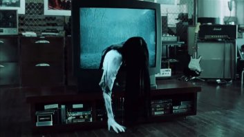 Модель, у которой такие длинные волосы, что она может носить их вместо футболки