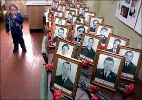 Трагедия с АРПК "Курск" перевернула страну, сплотила народ.
Русских всегда объединяла беда или трагедия.
После гибели "Курска" Россия стала другой.