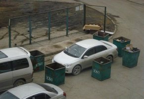 Пустые контейнеры отодвинуть может даже ребенок. Вот бы если этому орлу содержимое их да на крышу бы