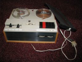 У меня был Маяк, модель точно не помню но функционал просто потрясал: выход на две колонки 10в, линейный выход, линейный вход, микрофон, запись с радиоточки, Возможность накладывать звук с разных источников при записи, регулировка скорости, 4 дорожки. Выглядел немного схоже с фото. Последнее что на него было куплено это дебютный альбом никому не известной групы Любэ: 
У отца был Дайна Э-29