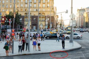 И так по всей Тверской, люка ниже асфальта. Рукожопы.