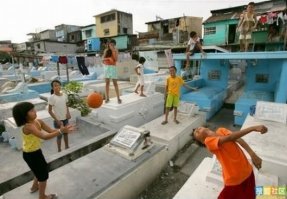 в  Маниле  беднота  живет  на  кладбище