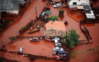 Может похожая авария? (4 октября 2010 на западе Венгрии произошла крупная экологическая катастрофа. На крупном заводе по производству алюминия в результате разрушения резервуара с токсичными отходами около 700 тысяч кубометров едкого вещества — так называемого красного шлама, прорвав плотину, залили 3-метровым потоком города Колонтар и Дечевер, а также газопровод и железнодорожные пути, сообщают «Вести»).