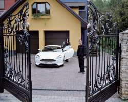 Отличная наблюдательность, но внешность не всегда показатель.;)

Правильный ответ у автора.

Фото №1
Индира Мерсиянова, 28 лет. Родилась в Москве. Окончила Московский университет по специальности «художник, дизайнер». Благодаря мужу занимается живописью, не думая о заработке. Мечтает выставляться за рубежом.

Игорь Бояринов, 39 лет. Родился в Москве. Окончил Московский гуманитарный университет. В прошлом учитель черчения, юрист, инструктор по вождению автомобиля, ветеринар. Владел аптекой. Работает водителем у родной сестры полтора года. Хочет уехать в тихий город и работать в автомобильном тюнинг-ателье.

Фото №2
Марина Левашова, 47 лет. Родилась в Магадане. Замужем, имеет дочь. Окончила факультет журналистики МГУ. Работала журналистом в нескольких московских изданиях. Мечтает посетить Монголию, Алтай и Камчатку. Хотела бы жить на природе. Борется за сохранение исторического облика Москвы и других российских городов.

Вера Забелина, 66 лет. Родилась в Москве. Окончила Политехнический институт. 30 лет проработала в сфере энергетики, пройдя карьеру от секретаря до руководителя компании. Имеет двоих детей, двоих внуков. Шесть лет работает домработницей. Мечтает съездить в Прагу и Карловы Вары.

Фото №3
На этом фото хозяина нет.
Махатадзе Мзия, 50 лет. Родилась в городе Кутаиси, Грузия. Окончила Политехнический институт по специальности «инженер-технолог». После распада СССР потеряла работу, уехала в Москву на заработки. Преподавала в начальной школе математику. Последние два года работает домработницей в частном доме. Муж трудится вместе с ней. Оба мечтают вернуться в Грузию.

Автор, ка было сказано в топике - Лилия Ли-ми-ян.

А вот, кстати, и она, на своей даче, со своим садовником... 

Фото №4
Ли-ми-ян Лилия, 42 года. Родилась в Туркмении. Окончила музыкальное хореографическое училище, затем Институт культуры. В 20 лет переехала в Москву. Работала в ансамбле народного танца. Замужем, трое детей. Занимается фотографией.

Мамедов Федор, 35 лет. Родом из Узбекистана. Имеет среднее техническое образование. Женат, имеет двоих детей. Приехал в Москву на заработки. Работает в загородном доме в качестве садовника и охранника. Один раз в год может позволить себе поездку домой.