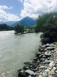 Совершенно забыла рассказать вам о том, что по дороге на Домбай мы заехали на Форелевое хозяйство и сами поймали пару форелек и с огромным удовольствием их съели. Находится хозяйство на полноводной горной реке. Но сама рыбка поавает в тихом пруду и поймать ее не сложно. Очень приятное место! Рекомендую!