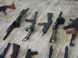 калаш? прапорщик-черный копатель откопал его у себя в огороде!