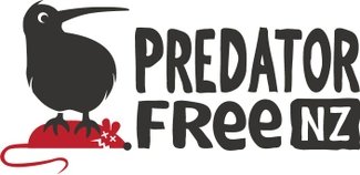 Новая Зеландия первой в мире приняла решение уничтожить всех диких хищников на своей территории — к 2050 году. Такими мерами в стране надеются спасти от исчезновения киви и местных попугаев. О новой программе сообщает Gizmodo.

На уничтожение сотен тысяч крыс, опоссумов, хорьков, горностаев и диких кошек уже выделено 28 миллионов долларов. Все эти виды попали (или были завезены) в Новую Зеландию с других территорий и ежегодно убивают миллионы местных птиц. Венчурная компания Predator Free New Zealand Ltd будет искать и финансировать конкретные проекты по уничтожению хищников.

Отмечается, что столь амбициозная задача потребует разработки новых технологий борьбы с вредителями — помимо традиционных пестицидов и заборов. Predator Free New Zealand Ltd поставило своей целью совершить «научный прорыв», в результате которого к 2025 году в стране будет истреблен как минимум один вид хищников.

При всей жестокости данного плана новозеландцы отмечают, что до появления на островах европейцев (а также маори, которые привезли из Полинезии крыс и собак), экосистема Новой Зеландии была более гармоничной и сбалансированной.

Уникальные животные и растения являются центральным элементом нашей национальной идентичности. Миллионы лет они эволюционировали в мире, где не было млекопитающих, и в результате этого они оказались чрезвычайно уязвимы к пришлым хищникам,
— заявила министр Новой Зеландии по вопросам сохранения окружающей среды Мэгги Бэрри (Maggie Barry).