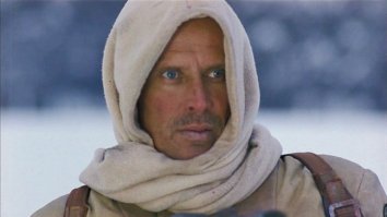 Автор наверно, фильм не смотрел, книгу ни читал.
Полковник Джозеф Хендриксон, командир вооружённых сил Альянса на Сириусе 6Б, идет подписывать перемирие с НЭБ. Идет по пустыне естественно он на голову нацепил, что то наподобие капюшона, арабы и щас такое носят.