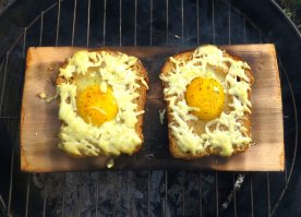 готовил на прошлой неделе : тосты  с яйцом и сыром, запеченные на мангале