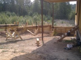 Опорную стену для площадки авто, делали с выступами внутрь площадки.