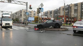 расскажите мне, что такое островок безопасности?
о какой безопасности может идти речь, если машина без особого труда наедет на пешехода на этом "островке"? или если там бордюр высотой 5-10 см (как круг из фильма "Вий", ей богу) то машина не сможет покалечить пешехода? островок должен быть нормальным островком, а не фикцией.

сравните фотки ниже, какая там безопасность?