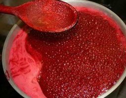 Чтобы собрать столько костяники , это надо поупираться. Никогда не видел сплошные заросли из костяники.