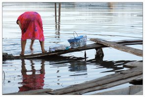 Идёт мужик вдоль берега, смотрит баба бельё полощет в реке. Остановился любуется , размечтался как её можно применить в этой позе. И тут баба поворачивается , он смотрит - а  это его жена. И тут тфу - у него всё упало.