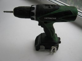 Вот мой. Сейчас ремонтом дома занят - используется на все 100%. Он у меня уже лет пять. Второй по счёту. Первым был "Конаково", тоже на 18в. Покупал ещё тогда, когда не имел особого представления о нормальном инструменте :).
А когда представление заимел, то поехал в магазин и выбирал между Metabo, Makita и Hitachi. У меня рука небольшая, потому первые два со своими массивными ручками плохо сидели в руке. Взяв в руки Hitachi, сразу понял, что это моё. Когда поехал за перфом, то уже сразу ехал за Hitachi.