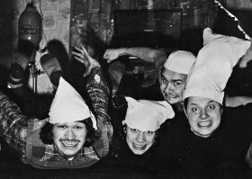 Кстати в  «Автоматических удовлетворителях» одно время играл Виктор Цой на басухе.