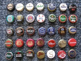 «Пробки»

Популярнейшая игра конца 70-х - начала 80-х гг.
 
Заключалась в следующем: на асфальте чертился квадрат размером 30х30 см, участники, отходя на 10 метров, поочередно бросали специально отлитый из свинца биток (отливался по размеру пробки), чтобы определить очередность в игре. Биток, оказавшийся ближе всех к центру квадрата, считался первым и т.д.
 
После этого, в центр квадрата участники игры выставляли столбик из пробок (зубцами вверх). Количество пробок, выставляемых участниками на кон, могло быть разным. Участник, первым попавший в столбик из пробок получал право забрать пробки, перевернувшиеся зубцами вниз, и, присев на корточки над разбитым столбиком, начинал «ронять» биток на остальные пробки, стараясь поочередно перевернуть остальные пробки.
 
Если перевернувшаяся пробка ложилась зубцами на другую, не перевернутую, накрытая пробка также забиралась счастливчиком. Если перевернуть пробку не удавалось, ронять биток начинал следующий участник.
 
Примечание 1:
Особенно ценились пробки от импортного чешского пива и другие с каким-либо изображением. Биток у каждого должен был быть свой.
Примечание 2:
Игра осложнялась тем, что найти «бесхозную» пивную пробку на улицах города было делом проблематичным.