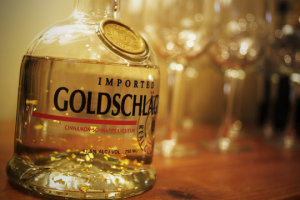 Реально пил эту лабуду Goldschlager только там не золотая стружка как указывает автор ,а сусальное золото ! Разница  ощутимая  между стружкой и "фольгой"  )))))  А на вкус лабуда  лабудой !