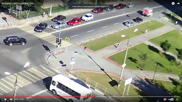 Газель начала маневр, перекрыв наполовину левый ряд. Конечно он не мог ожидать что в оставшуюся щель полезет тупорылый хрустик...