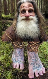 А зачем первую фотографию разрезали и сделaли и нее две? По-моему так было лучше...