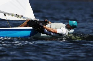 Автор, чего тут безумного? Первый раз увидел спортивную яхту? Открою тебе большой секрет: с самых первых дней в парусном спорте делают серьезный уклон на физуху. Пресс, дыхание, выносливость. В таком положении профессиональный яхтсмен может и должен провисеть на протяжении всей гонки.