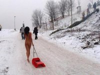 Пля, она себе яйца не отморозит так?