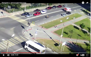 По правилам виноват водитель газели. В момент на скрине кажется что машина поворачивает вправо.
Однако для мотоциклистов верна та же поговорка, что и для пешеходов.
"Пешеход, умирая на переходе помни - ты был прав".
"Мотоциклист, умирая под фурой помни - ты был прав".