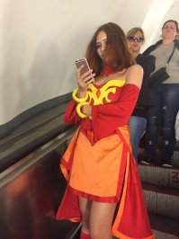 Вот это явно не повседневный наряд как у других, а косплеит Лину из дотана. Поехала подикась на пабстом к примеру или ещё куда то на тематическую движуху
