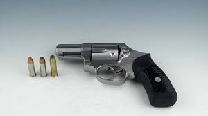 357 магнум снаб ноус. жена носит с собой. титановый сплав, очень легкий. посмотрите на дизайн - сделан так чтобы ни за что не зацепиться. пугач крнечно, но для близкого расстояния хорош