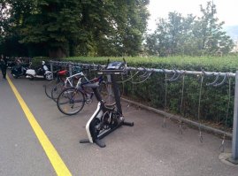 Валуев приехал в магазин на велотренажере))