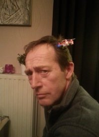 Купил себе такой. Это не управляемая игрушка. Им просто нельзя управлять.