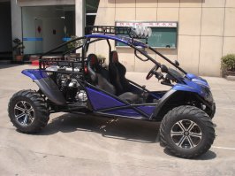 Сделана из китайской багги Buggy 1100cc 4WD. В оригинале китайская багги низкого качества, требующая постоянного ремонта.