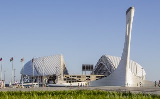 Сочи. Олимпийский парк. Стадион Фишт перестраивается к Чемпионату мира по футболу.