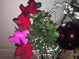 А я нашел супруге обалденные /как мне кажется/ розы.Но они простояли всего несколько дней...Но все равно- хорошо,Искал ,что это за сорт,не нашел.