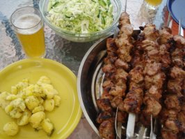 Мы тоже быстро питаться умеем. Правда по выходным при летной погоде. Не знаю сколько калорий, но нравится.