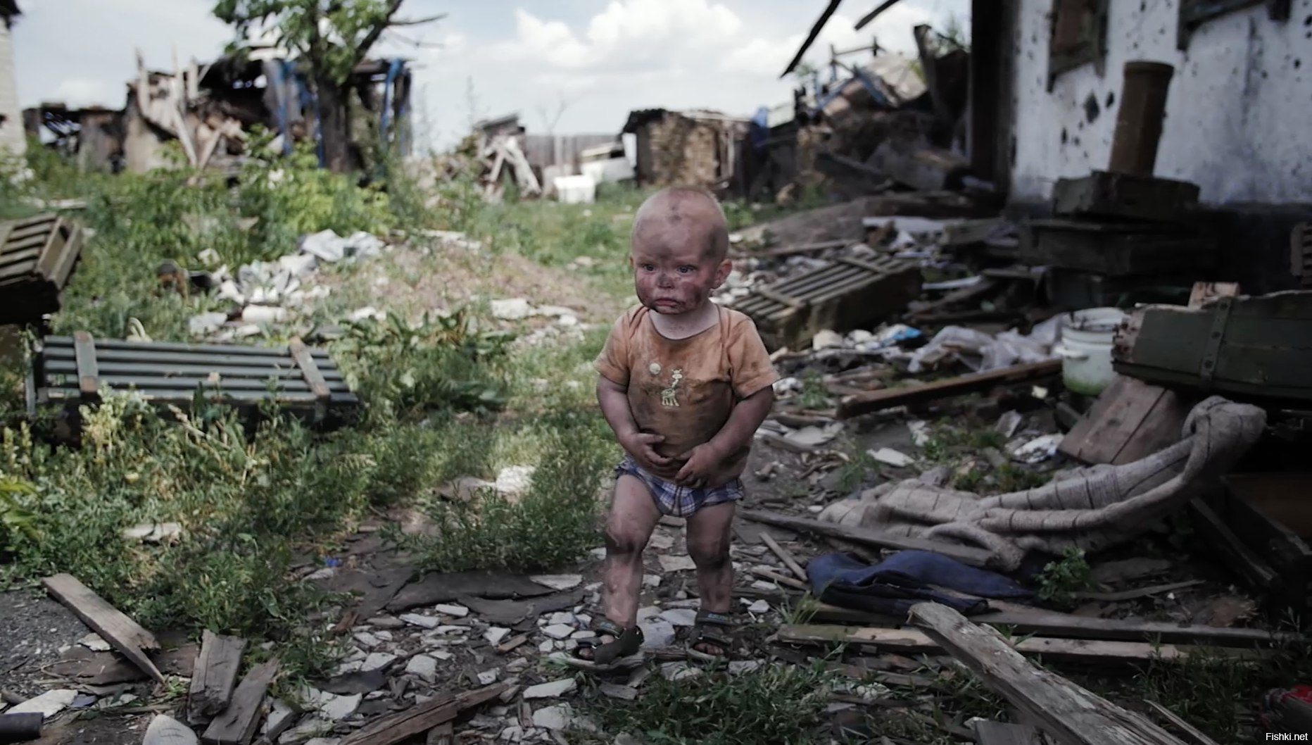 Убивают детей донбасса. Дети войны Украина Донбасс. Украина 2014 дети Донбасс. Дети Донбасса на развалинах.