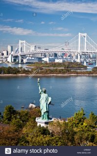 Кстати, насчет статуи свободы - это не та, что стоит в Нью Йорке ) На фото (да, добавление фотошопа заметно, но речь не об этом) как раз реплика установленная в Токио ))