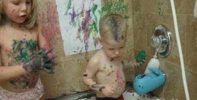 Раз они стоят и рисуют в ванне, то возможно им разрешили пачкаться