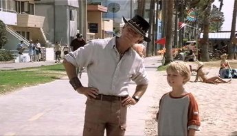 - Представляете, Ваш сын сказал, что вы - охотник на крокодилов!
- Это нехорошо. Я скажу ему что-бы не врал, закон запрещает охотиться крокодилов, поэтому я их ловлю руками.