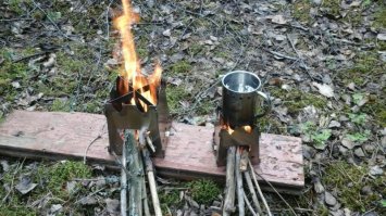 Практичнее печка щепочница, топливо найти можно практически везде, даже шишки в дело идут, и места занимает гораздо меньше.