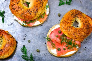 Это не сладкий пончик, а бейгл bagel, типа бублика несладкого, как хлеб. Классический завтрак американцев. И с беконом, и с сыром, и с омлетом, и с семгой...да все, что угодно, на что фантазии хватит. На фото, мне кажется, прикол в том, что на классический сливочный сыр наложили чипсов. Но это не кетчуп