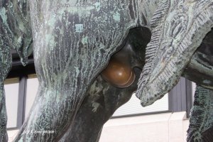 Существует традиция натирать яйца коню медного всадника выпускникам питерских военно-морских училищ.