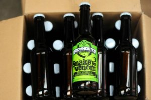 Создатели предыдущего пива-рекордсмена крепостью 65% шотландские пивовары Левиш Шенд и Джон Маккензи посчитали его «слишком слабым» и создали ещё более крепкий напиток под названием «Змеиный яд». Новое пиво содержит 67,5% спирта — намного больше, чем в виски или водке.
Предыдущее созданное ими пиво с содержанием спирта 65% называлось «Армагеддон». После того, как по всему миру было продано 60 тысяч бутылок, поклонники выразили разочарование тем, что вкус пива маскировал высокое содержание алкоголя, и некоторые люди даже не верили, что крепость действительно составляет 65%. Пивовары были удивлены — они целенаправленно пытались замаскировать вкус спирта, но при создании нового пива учли пожелания покупателей.
Спустя всего девять месяцев им удалось сварить «Змеиный яд» крепостью 67,5%, что, безусловно, оправдывает его название — вкус этого пива гораздо острее. На бутылке даже есть специальная наклейка, предупреждающая, что пиво нужно обязательно пить небольшими порциями, как виски. Тем не менее, создатели уверяют, что вкус напитка остаётся пивным — хмелевой, солодовый и очень приятный.