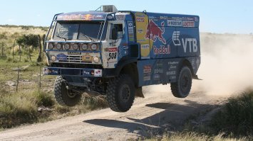 Дружок! Дело в том, что ты несешь чепуху. 
Мотоцикл с нормальной рядной четверкой (даже с двумя четверками) вот:
и средняя скорость за сотку, и проходимость ниче так...