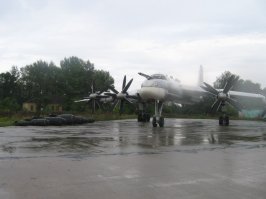 А вот собственно с Полтавского музея. Пушка Ту-95 и пушка ту-16