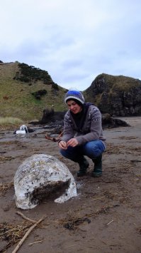 товарищ на заднем плане уже жрет сало