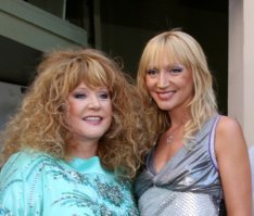 маленькая Кристина пела на сидя на горшке и в её случайно услышала Алла Пугачева