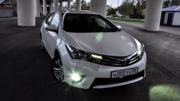 Корола в самой богатой комплектации стоит 1млн 295 тысяч, а лада веста 700 000 р в самой богатой комплектации