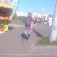 Как-то заезжали домой знакомые, а привез их чувак в похожем прикиде. Спросил потом, что за фигня. Оказалось, что чуваку после операции вен на ногах пришлось какое-то время носить такие специальные медицинские колготки. По лету поверх колготок надевать брюки слишком жарко.
