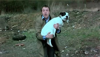 "Дай мне эту пищалку.
В прошлый раз он ее грыз и молчал.
Эй, только не глотай.
Он не сможет ее проглотить...
...Ну и как мне теперь достать эту игрушку?
Возможно, он ее выкашляет.
А с ним все будет нормально?
Надеюсь, нет...
...Она пищит, бл"дь такая!
А ты что, никогда не слышал как собаки пищат?
Дай мне этот чертов пистолет!
Я пристрелю эту псину!...
...Я не сразу, но согласился - при условии,
что он сперва отвезет ее к ветеринару.
Своим писком она уже просто достала.
И ветеринар обнаружил у собаки в желудке
наполовину переваренный ботинок,
игрушку-пищалку и...
...бриллиант весом в 84 карата."(с)